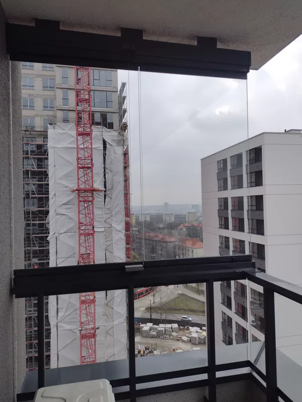 uuwanie resztek elewacji z przeszkleń